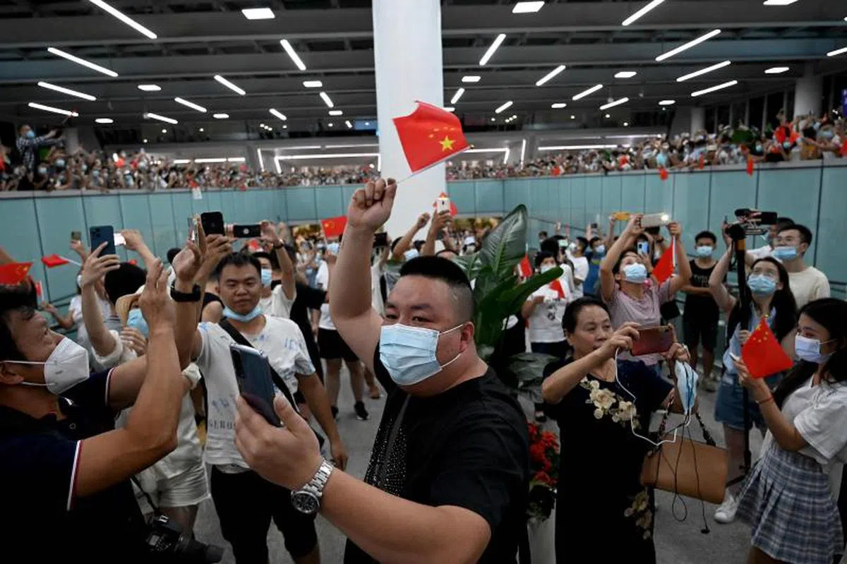大批中国民众到机场为孟晚舟接机。（法新社）