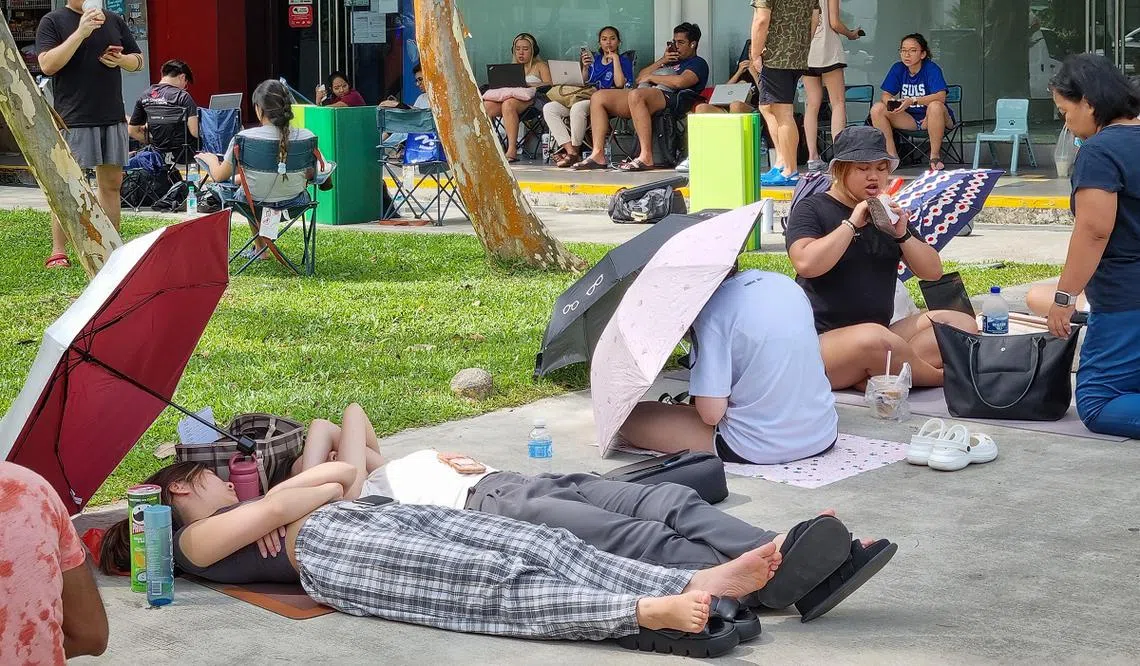 泰勒丝新加坡演唱会门票上个月开卖，吸引大批粉丝在实体售票处外漏夜排队。（海峡时报）