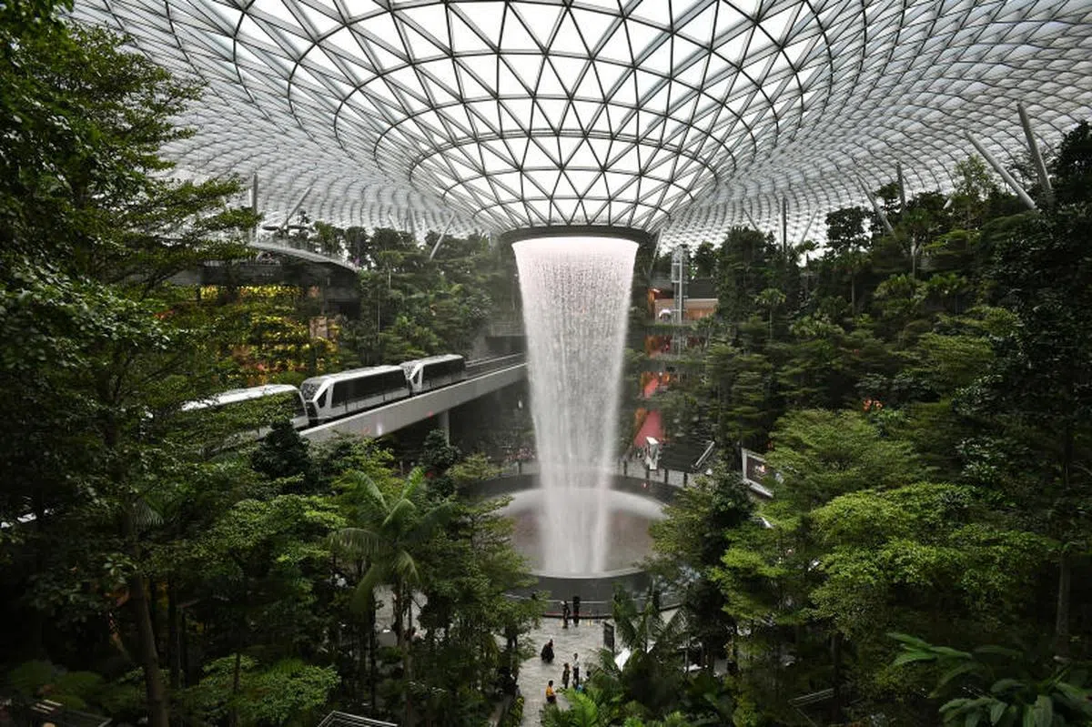  樟宜机场内的“星耀樟宜”标志性雨漩涡瀑布享誉全球。（海峡时报） 