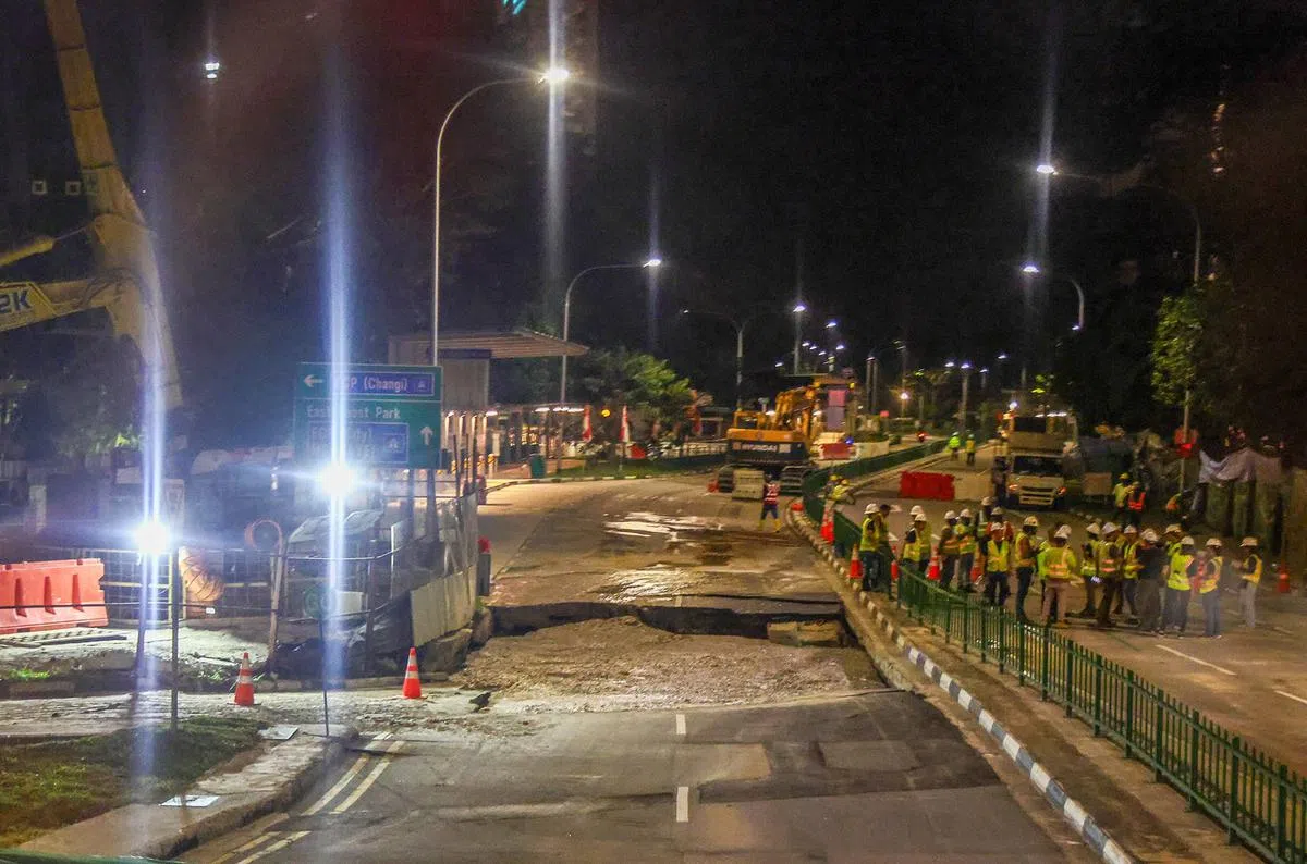 截至7月27日晚上10时35分，大批施工人员仍然在丹戎加东地陷地段进行修复工作。（联合早报）