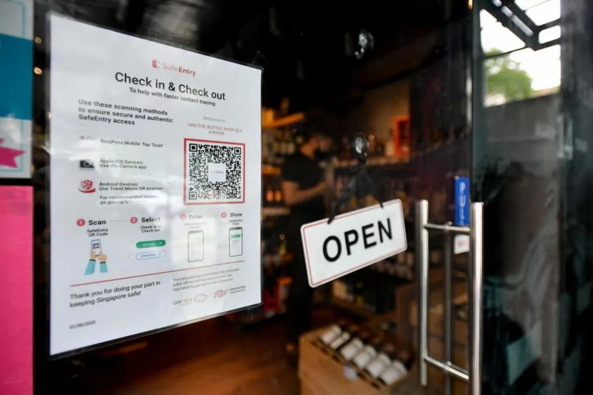  武吉知马、乌节路、淡滨尼和星耀樟宜的商家中，有超过40家店铺张贴了强制使用“合力追踪”应用或防疫器登记入场的告示。（海峡时报） 