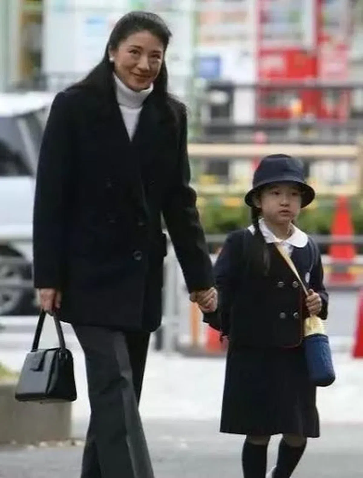  偶尔有照片流出，雅子王妃脸上的笑容始终有点勉强。（互联网） 