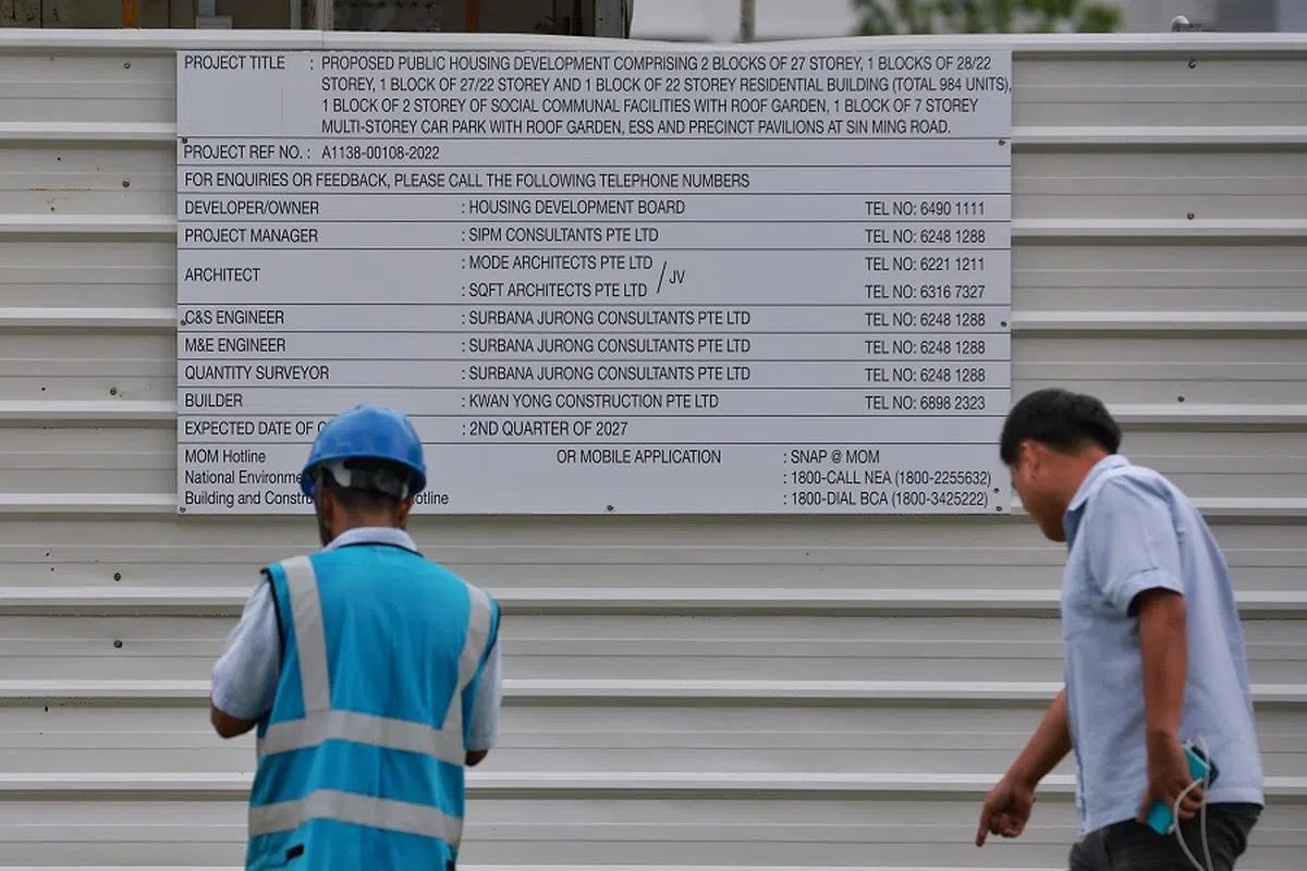 工地告示牌显示，兴建中的公共住房项目，包括984个组屋单位、顶楼花园等公共设施、多层停车场和凉亭等，预计于2027年第二季度竣工。（海峡时报）