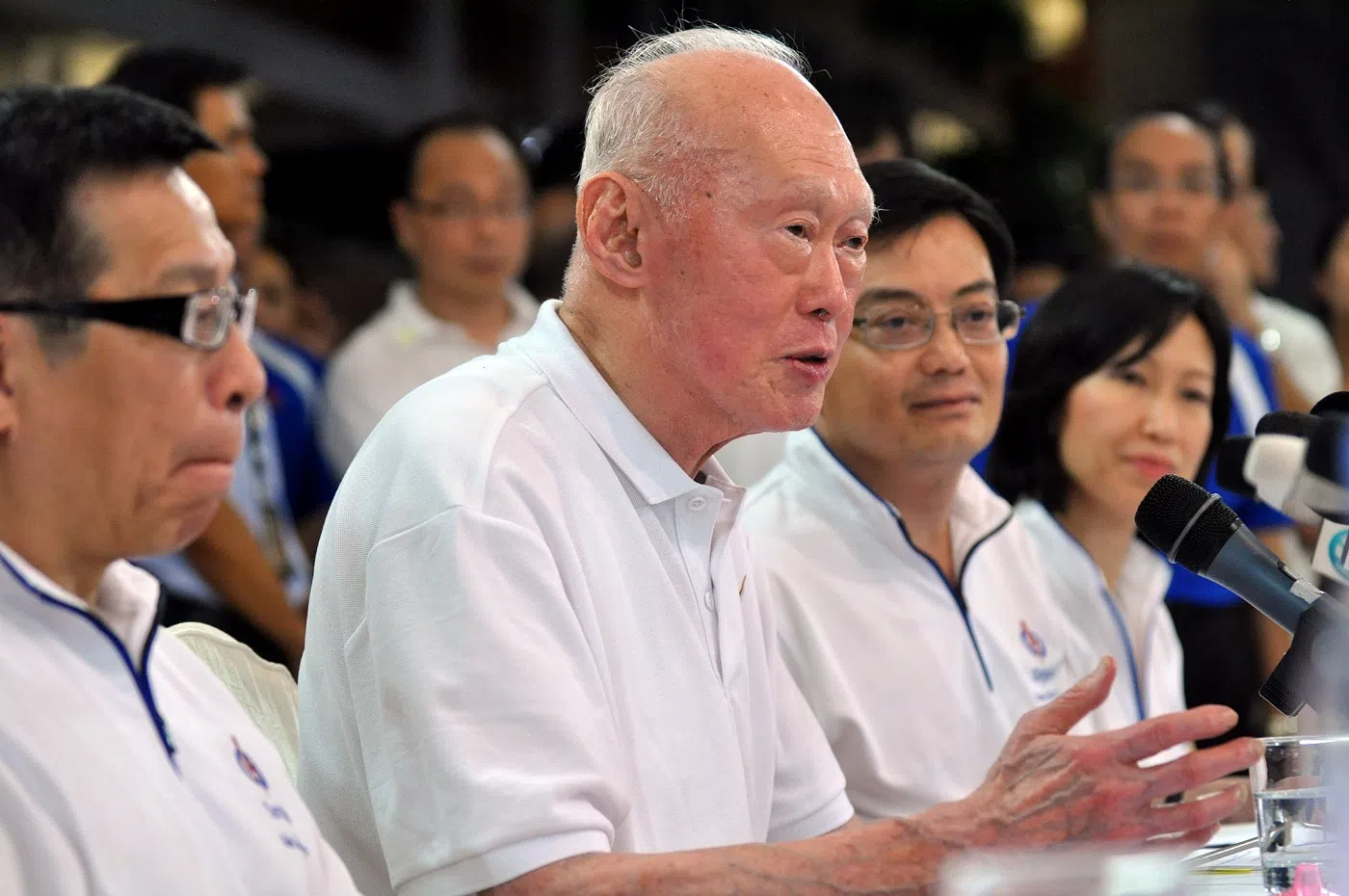 副总理王瑞杰（左二）曾是已故建国总理李光耀的首席私人秘书。（海峡时报）