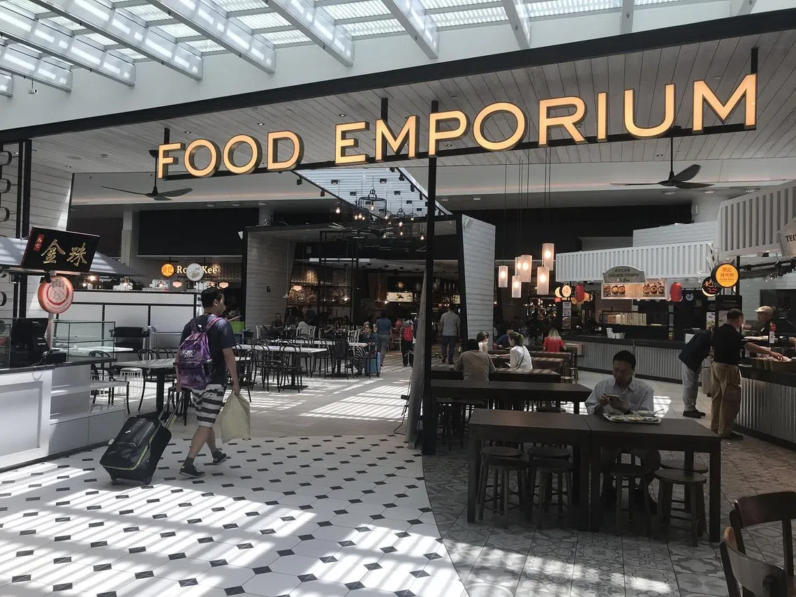 樟宜机场第四搭客大厦食阁。（联合早报）