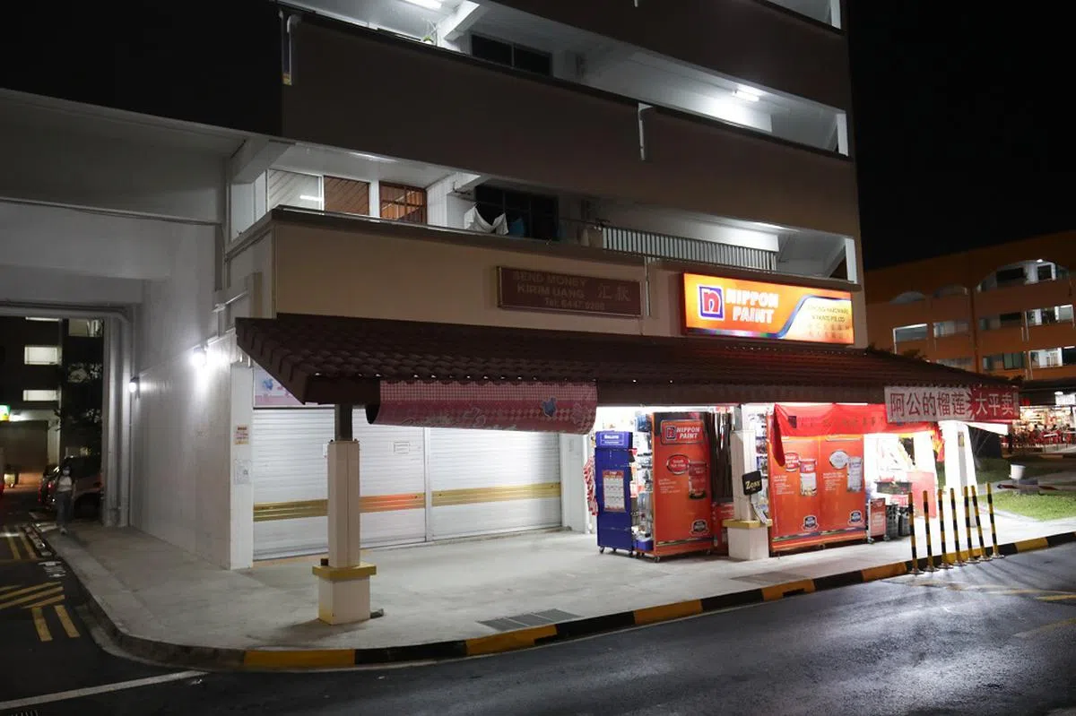 挂名屋主的老四被指意图独占位于后港的一间店屋，被兄弟姐妹一状告上法庭。（联合早报）