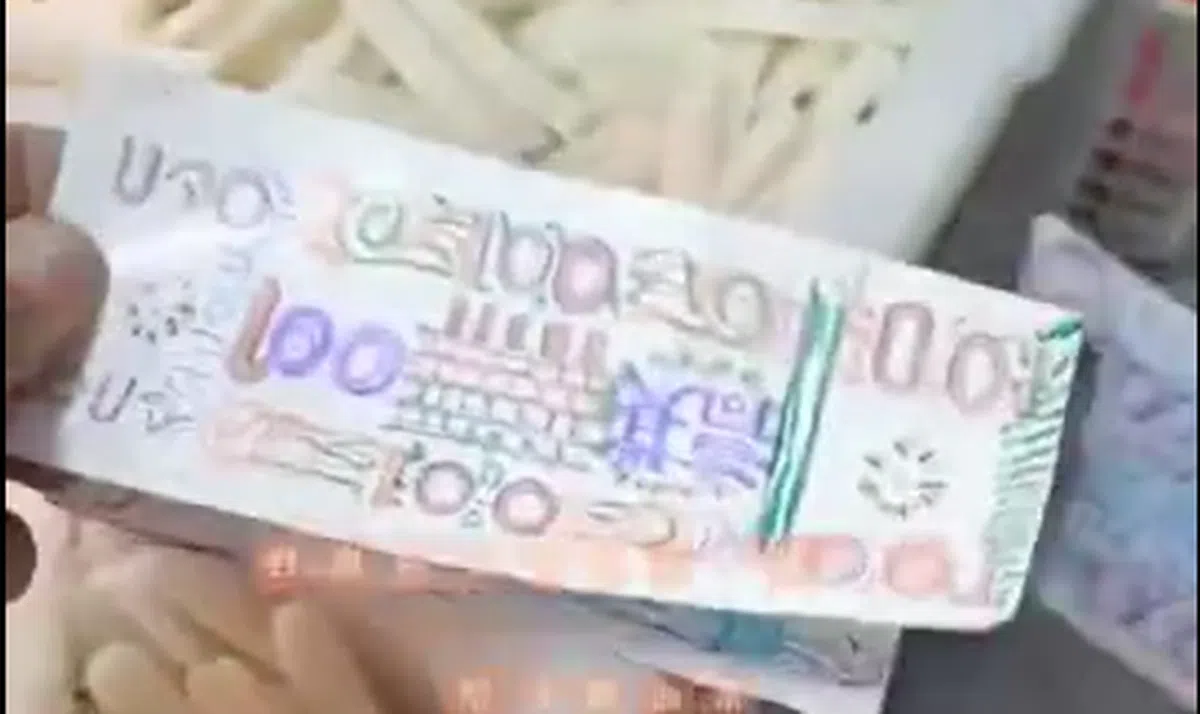  大爷用来买面的手绘“100元钱”。（视频截图） 