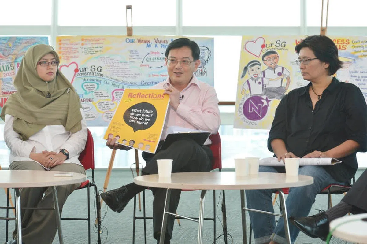  超过4万7000名国人参与了“我们的新加坡对话会”（Our Singapore Conversation），开诚布公地谈论国家政策，共同塑造新加坡人认同的国家未来。负责领导全国对话委员会的教育部长王瑞杰（中）举行记者会。（海峡时报） 