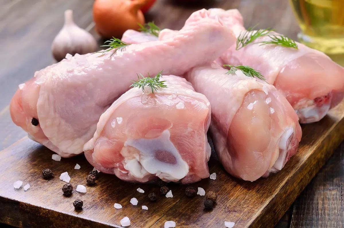 这些生鸡肉里面有你看不到的各种细菌。（ALAMY）