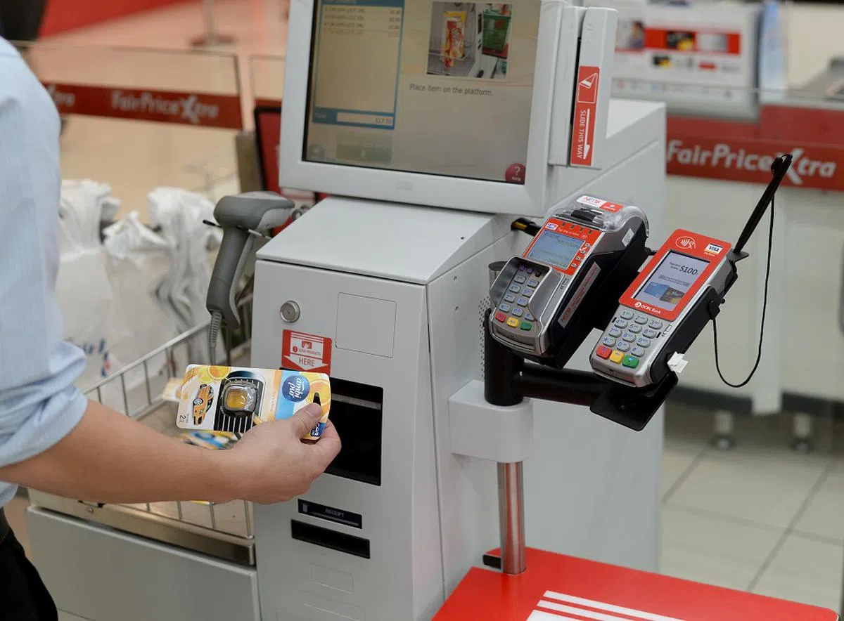 专家认为，虽然有电眼等科技协助捉拿罪犯，但店里的自助结账柜台似乎在变相“鼓励”部分小偷干案。（海峡时报）