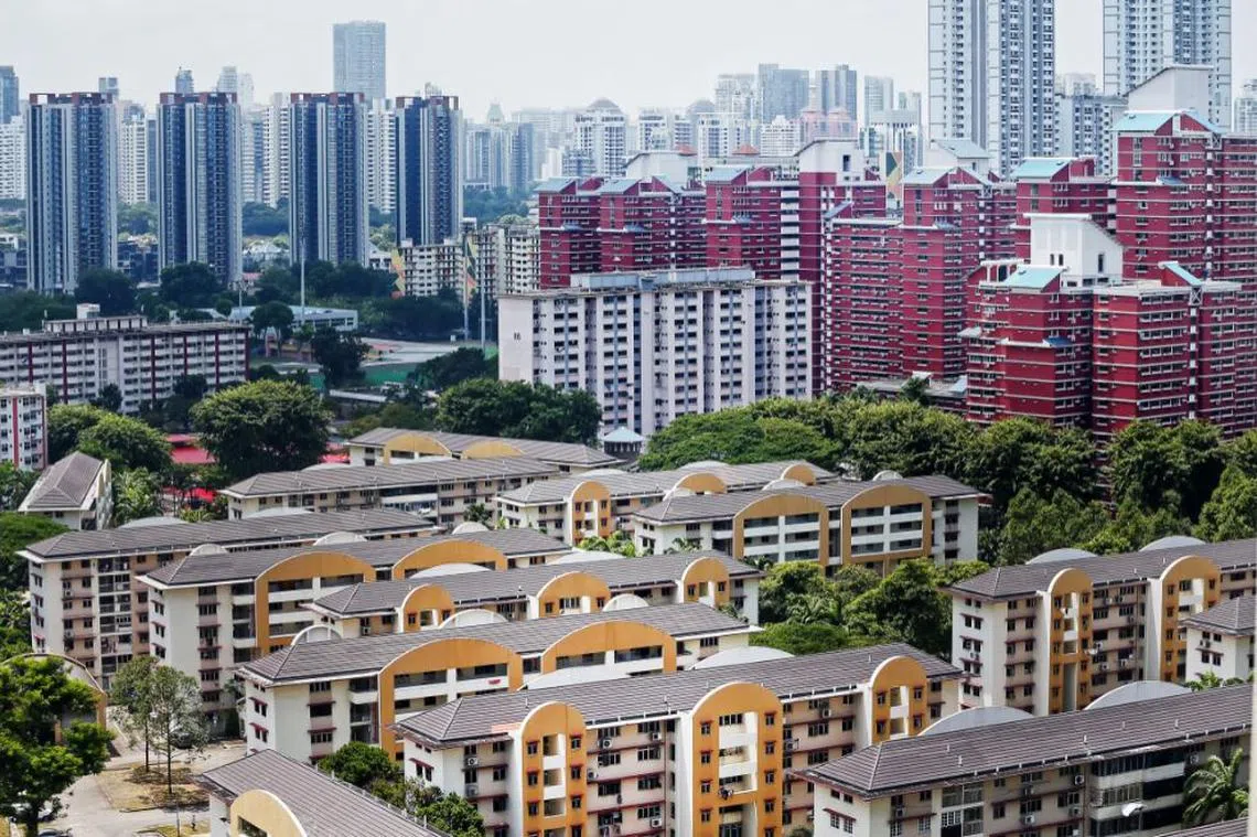 红山弄和红山中心一带的组屋。其中一些组屋屋龄已超过30年。（联合早报）