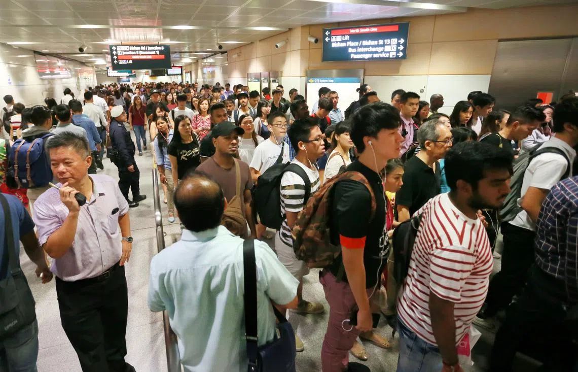 今早乘客还没进入环线碧山站站台，就排起了长龙。（海峡时报）