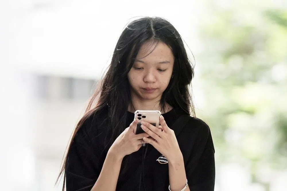 被告唐玉玲在2025年9月2日被发现持有电子烟和烟弹。 