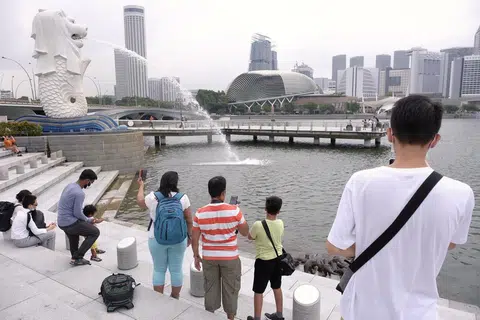 随着新加坡重开边境，外国旅客陆续重返鱼尾狮公园。图为4月20日的鱼尾狮公园。（海峡时报）