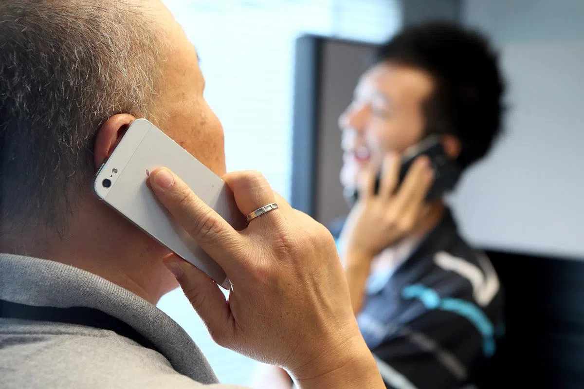 年轻一代觉得，发短信能让用户事先梳理自己的想法，但年长一辈却认为，直接通电话聊天省去了很多麻烦。（联合早报示意图）