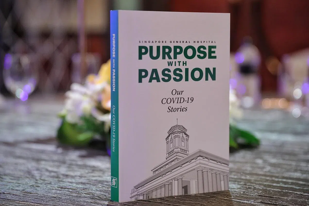 中央医院为这场疫情的战斗出版了一本名为《坚守初心，携手抗疫》（Purpose with passion）的书籍。（海峡时报）