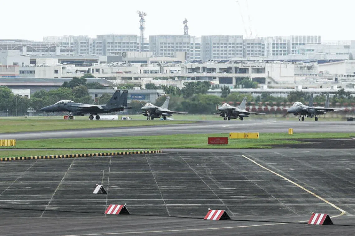 法国阵风型战斗机（单尾翼）从西印度洋戴高乐号航空母舰出发，飞行4000公里后抵达新加坡。阵风型战机于2023年1月20日上午与新加坡F-15型战斗机（双尾翼）一同从巴耶利峇空军基地起飞，开展联合训练。（联合早报）