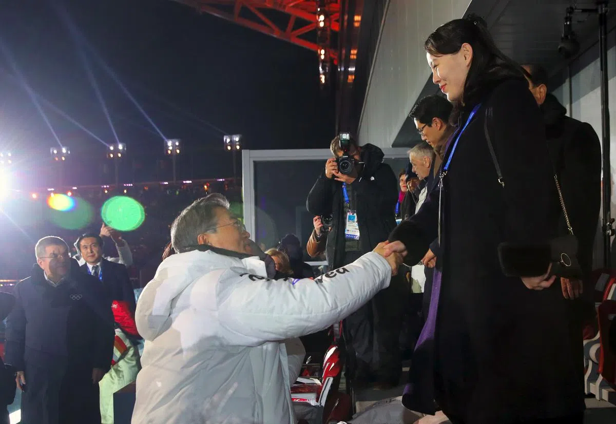  韩国总统文在寅（左）在今年2月的平昌冬奥会开幕式上，和金与正握手寒暄。（法新社） 