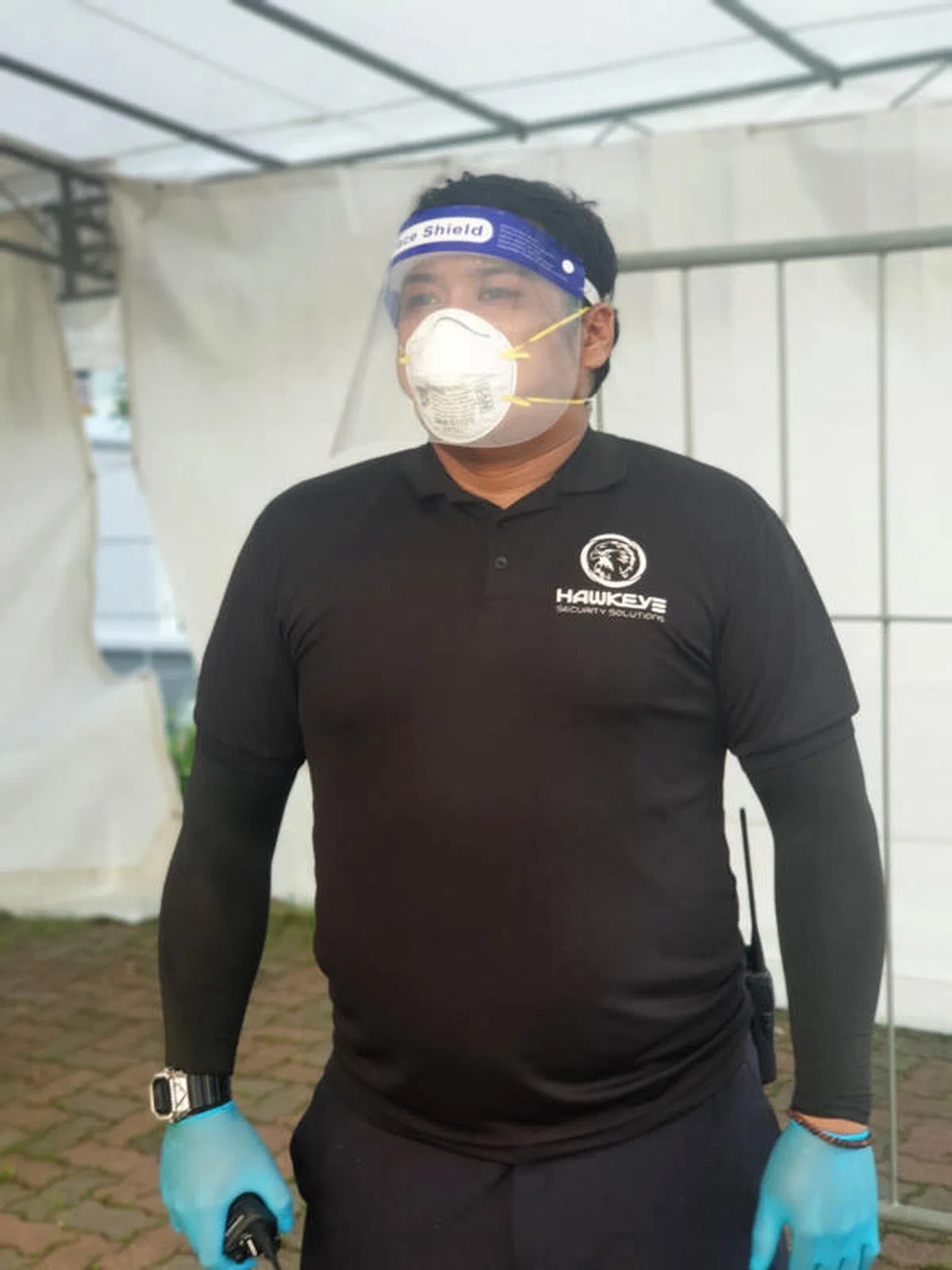  在疫情严重的客工宿舍上班的保安人员Muhammad Farhan Nordin说自己每天工作时都会“全副武装”，保护好自己也保护好家人。（Muhammad Farhan Nordin提供） 