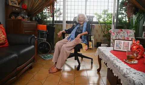 105岁的罗老太太，是新加坡1500名人瑞之一。（海峡时报）
