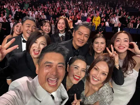 周润发与第一届“红星大奖”最受欢迎男女演员合照，刘子绚、陈凤玲（后排）和范文芳（右）也趁机“乱入”。（互联网）