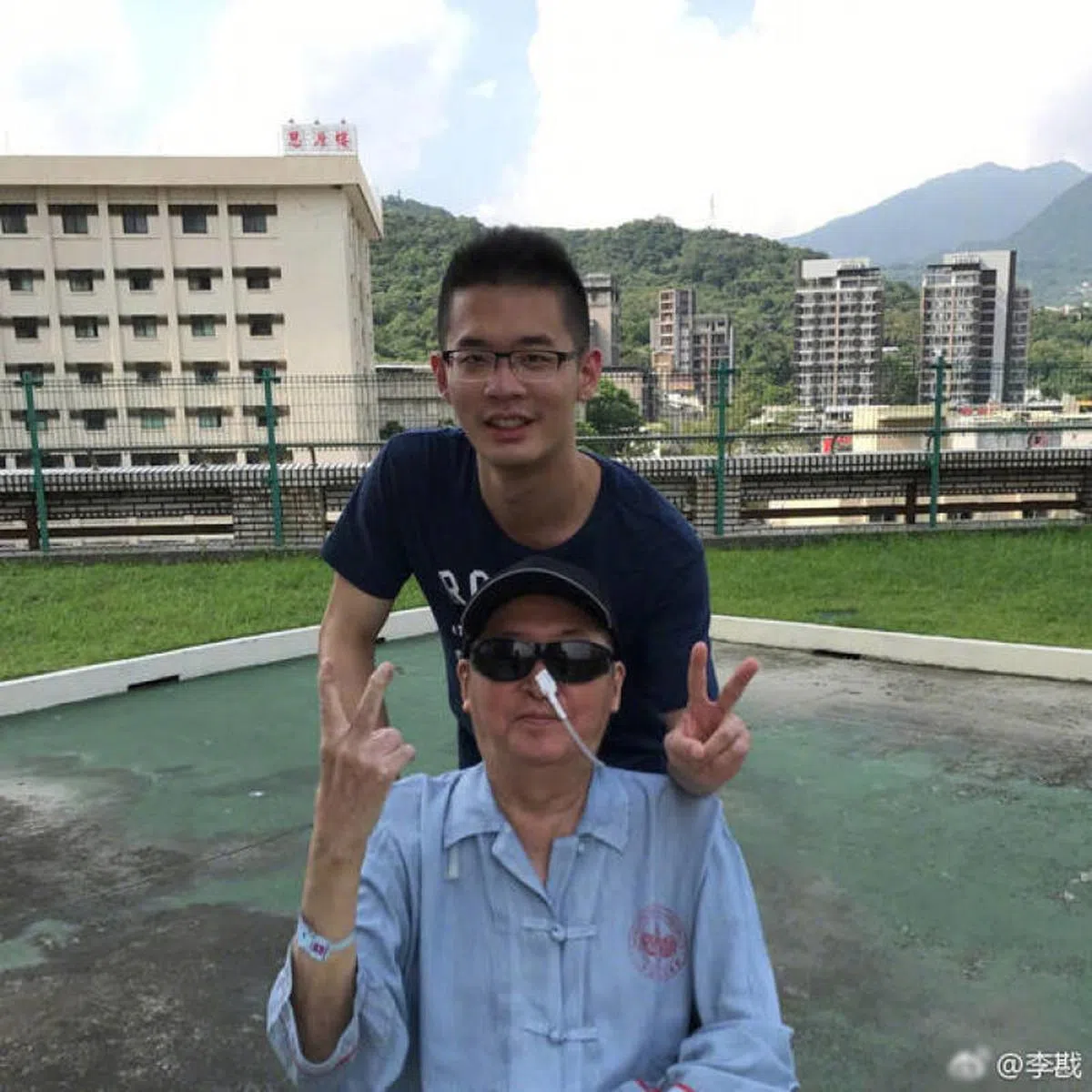  身体瘦弱的李敖与儿子合照。 （互联网） 