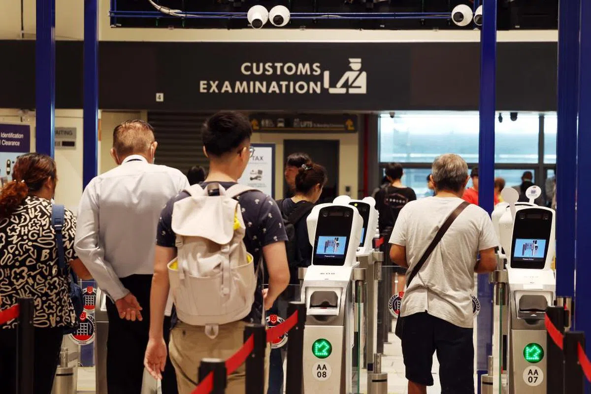 无论以海陆空何种方式出入新加坡，任何携带超过2万新元现金的旅客都得按规定申报。（联合早报）