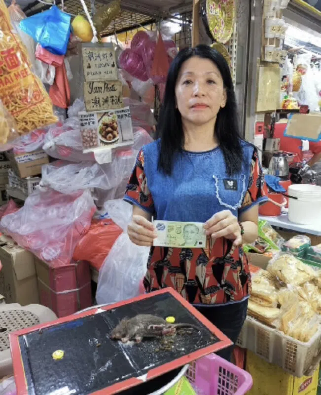 另一摊贩抓到老鼠获得5元。