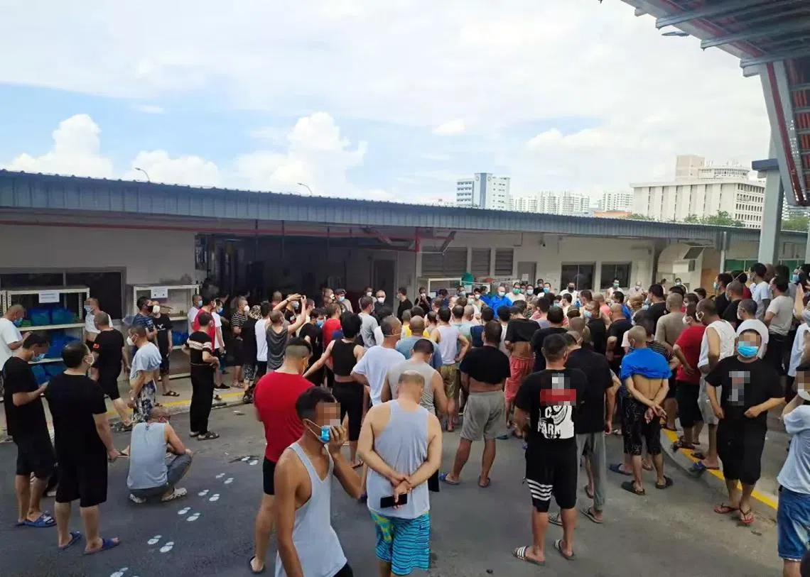 数百名住在西雅速建宿舍的客工昨天聚在一起，为冠病和伙食相关问题进行诉求。（新加坡万事通）