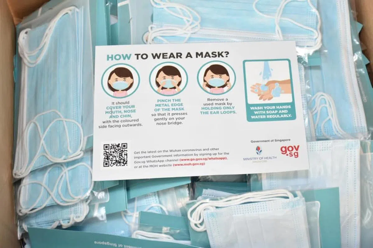  从2月1日至9日，新加坡的137万户家庭都能分批领取口罩。（陈振声面簿） 