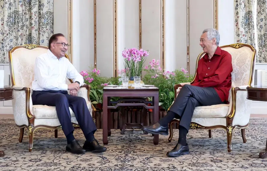 李显龙（右）和安华（左）进行非正式会晤。（通讯及新闻部）