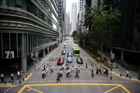 在新加坡金融中心的上班族。（海峡时报）