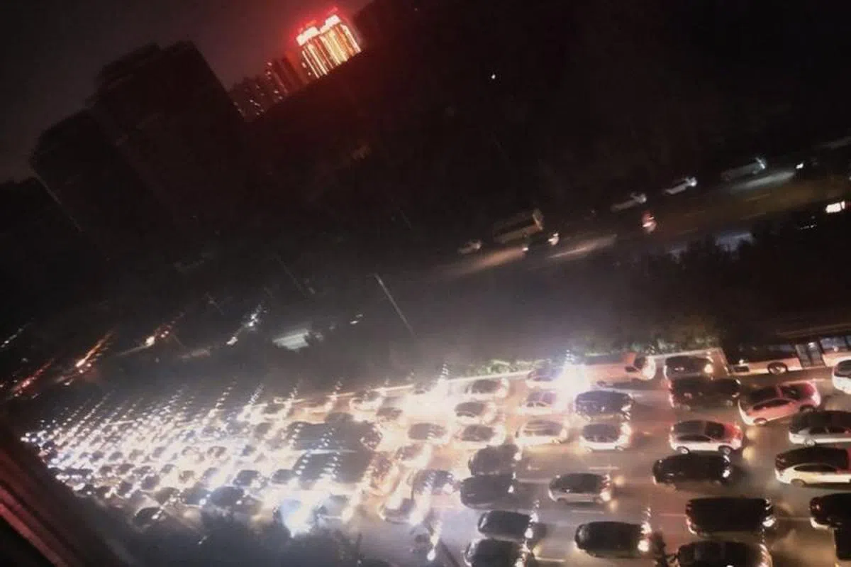 无预警停电导致东北三省多处大塞车。（微博）