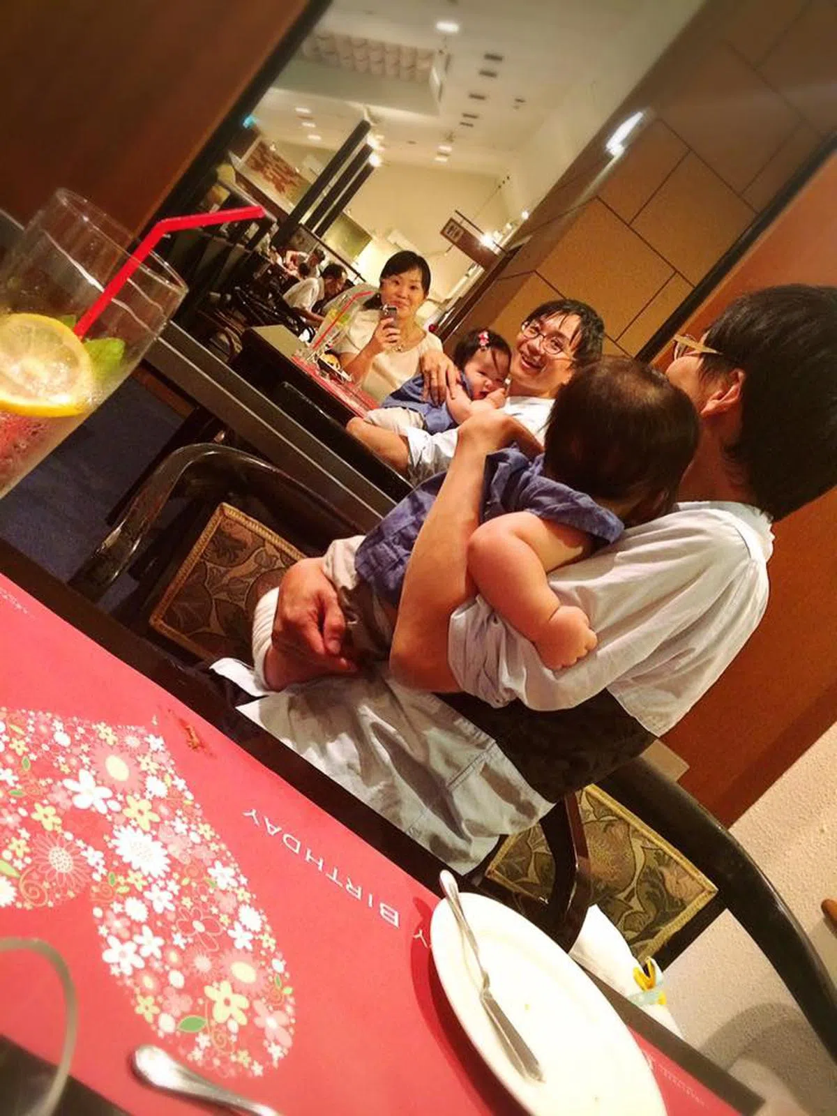  伊藤给这张照片的配文是：“在我失去手臂后，如果我停滞不前困住了，那我现在也不会拥有眼前的幸福。”（伊藤真波面簿） 