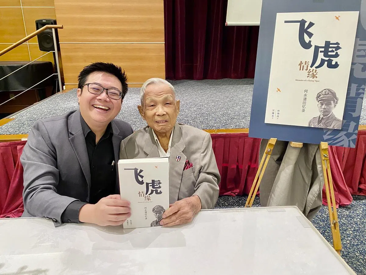 何永道（右）去年出版了传记《飞虎情缘：何永道回忆录》。左为回忆录作者、新加坡国立大学哲学系讲师沈耀发。（沈耀发提供）