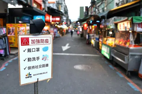 台湾疫情升温。5月15日确诊病例突然决堤，暴增到180例。后续16、17日更是节节上升，来到206、333例。（路透社）