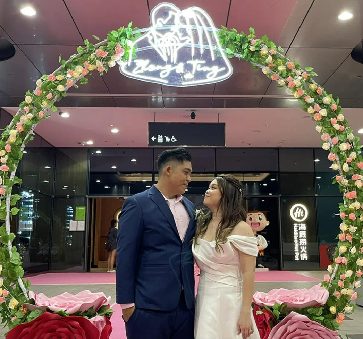 王耀忠与杨雅婷经常在滨海广场的海底捞约会，因此选在那里摆喜酒。（滨海广场脸书）