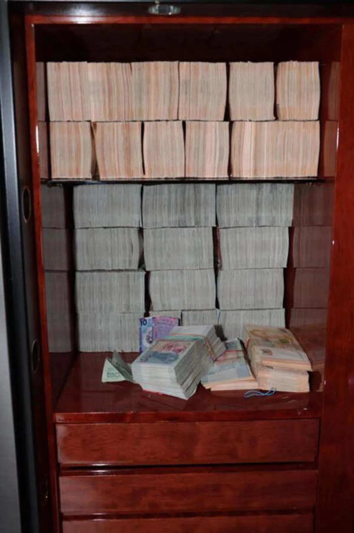 部分被充公的现金。（新加坡警察部队提供）