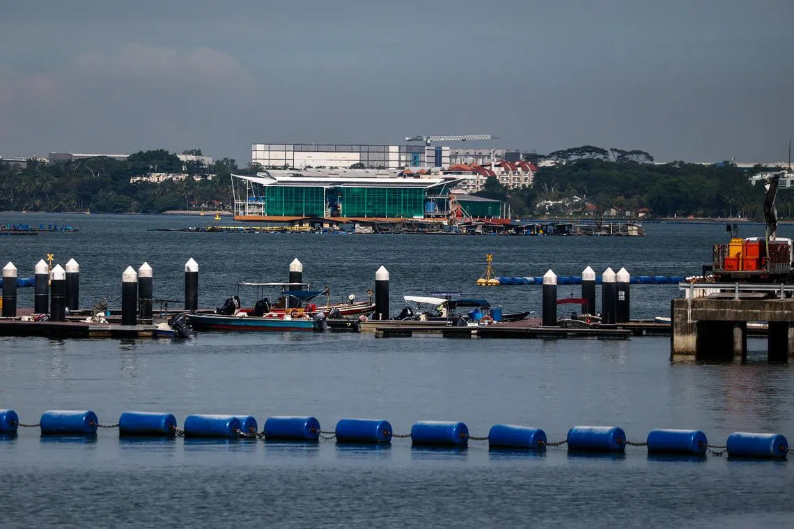 除了展开约49公顷的填海项目，裕廊集团也计划建设两个新码头，取代现有的罗弄哈鲁士码头和巴西立码头。（联合早报）