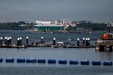 除了展开约49公顷的填海项目，裕廊集团也计划建设两个新码头，取代现有的罗弄哈鲁士码头和巴西立码头。（联合早报）