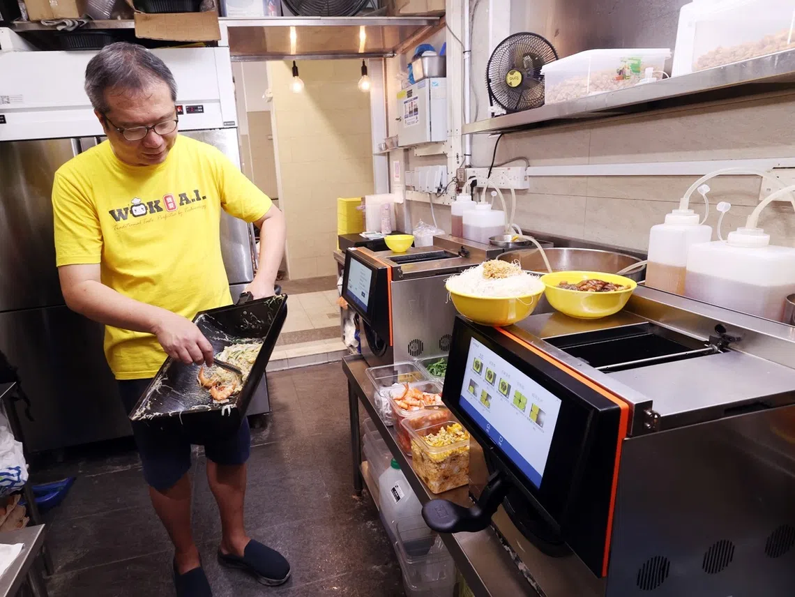 主打“机器人炒面”的Wok A.I.摊主洪集丰日前无奈关闭位于玛格烈通道小贩中心的福建面摊位。