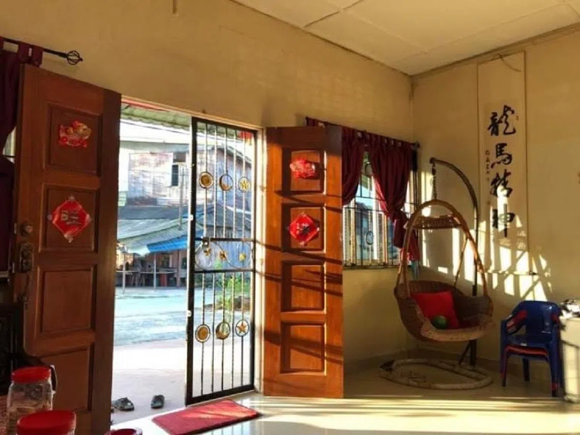 长堤两岸情牵两地，门里门外两个世界。（作者提供）