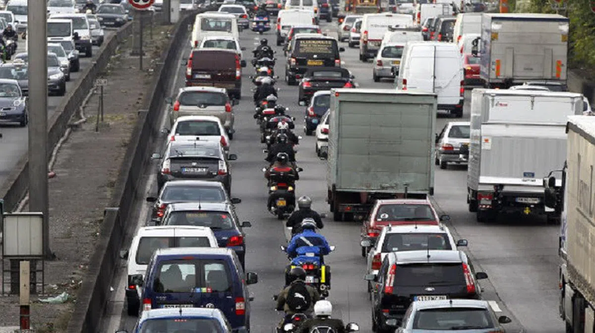 澳大利亚、英国和美国都全面禁止跨分道线行驶。（互联网）