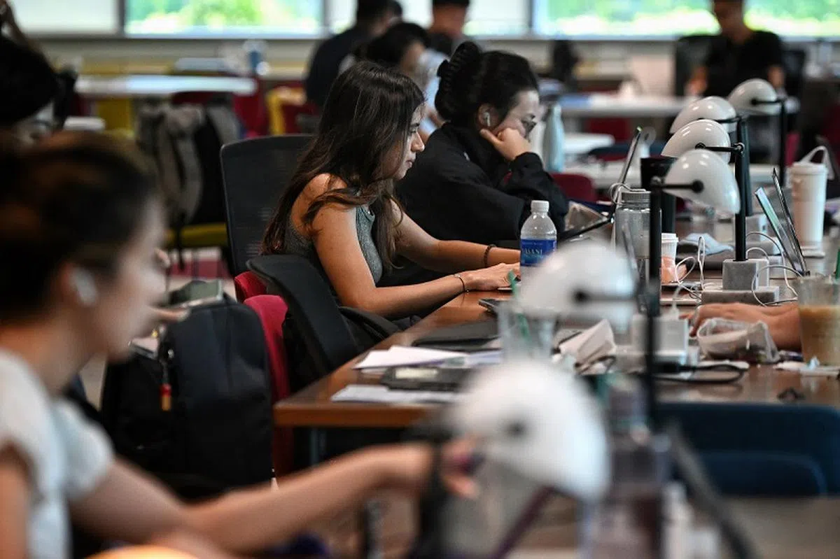 新加坡管理大学是新加坡第一所规定所有本科生必须完成至少10周实习的大专学府。图为新加坡管理大学学生。（海峡时报）