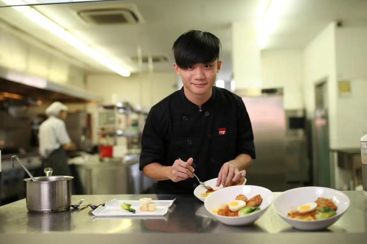 图为一名工艺教育西区学院修读烹饪技术专业文凭的年轻学子。（联合早报）