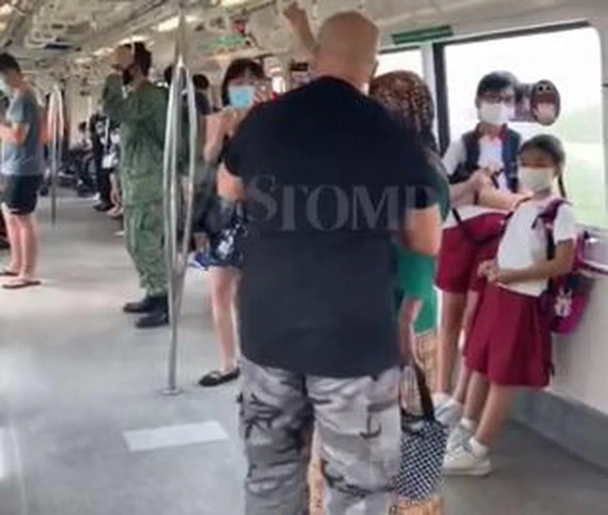  网络时代的闹剧结尾：掏出手机，斥责对方。（Stomp） 