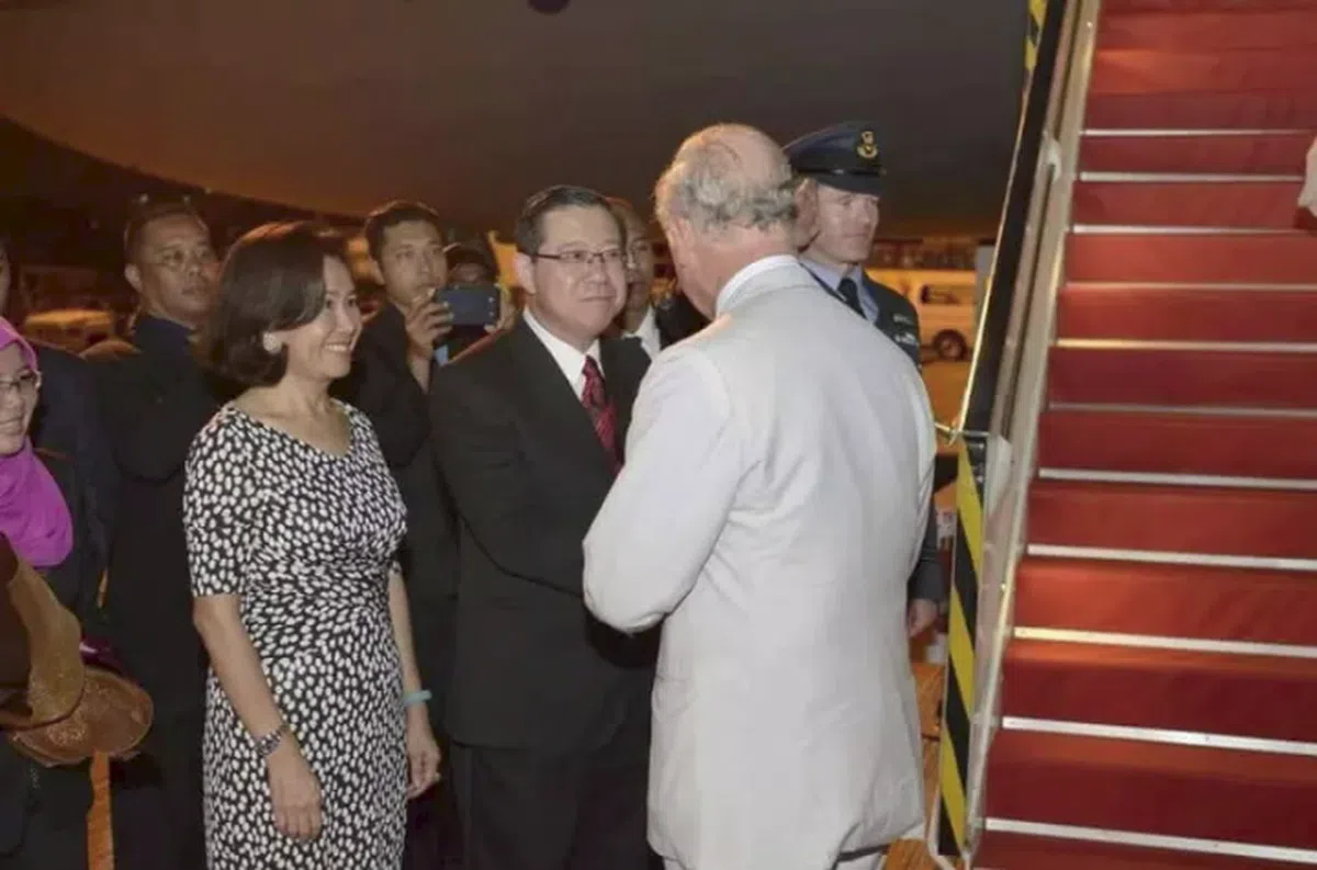  林冠英与夫人周玉清在机场迎接英国王储查尔斯夫妇。（林冠英推特） 