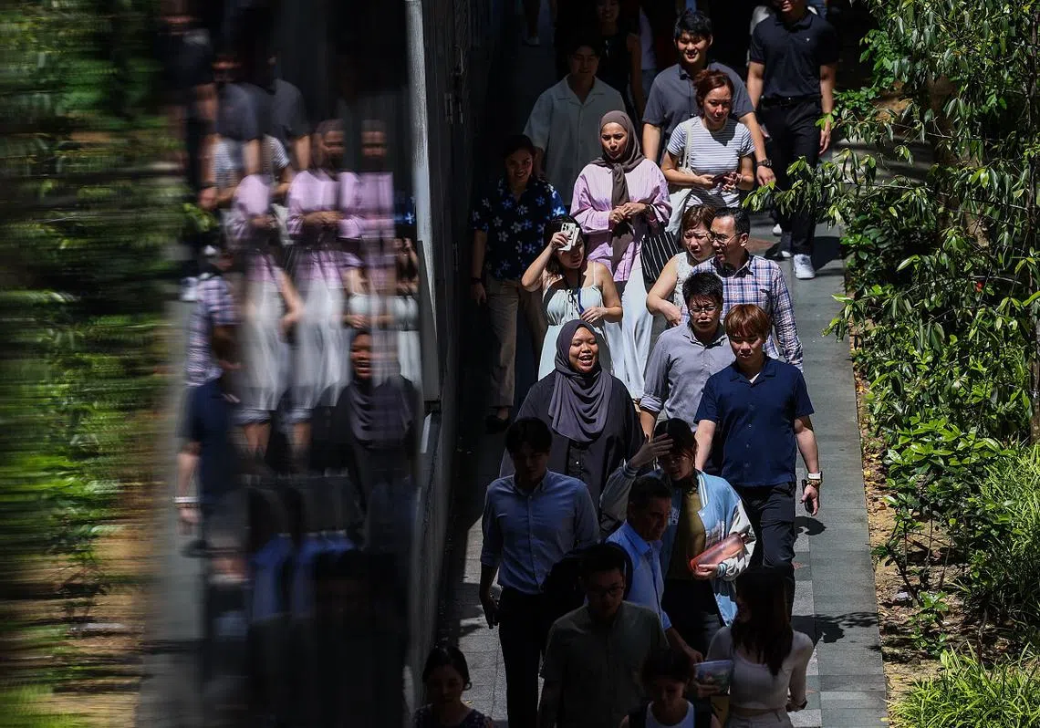 调查显示，新加坡人过去六年的跨族好友数量有所减少。（联合早报）
