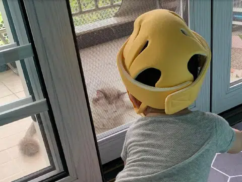 最近，中国网络社交媒体疯传一种“婴儿头型矫正头盔”，说给初生婴儿戴上，可以避免头型变样，就是变成扁头或者偏歪一边。（淘宝截图）