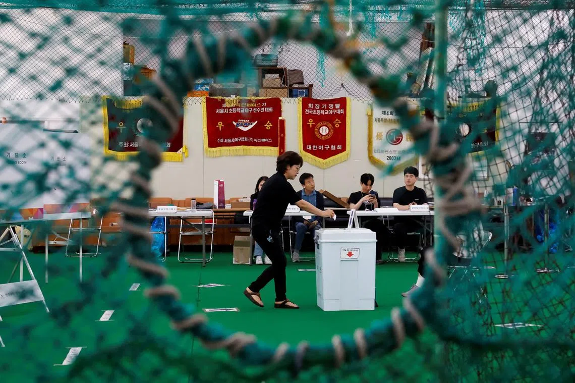 韩国第21届总统大选6月3日清晨6点（新加坡时间5点）开始进行投票至晚上8点（新加坡时间7点）。（路透社）